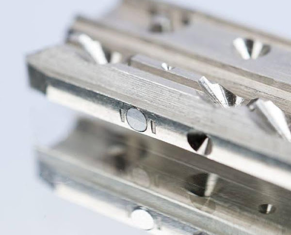 Detalle de una llave de seguridad con cortes especiales como parte de soluciones y seguridad en cerrajería